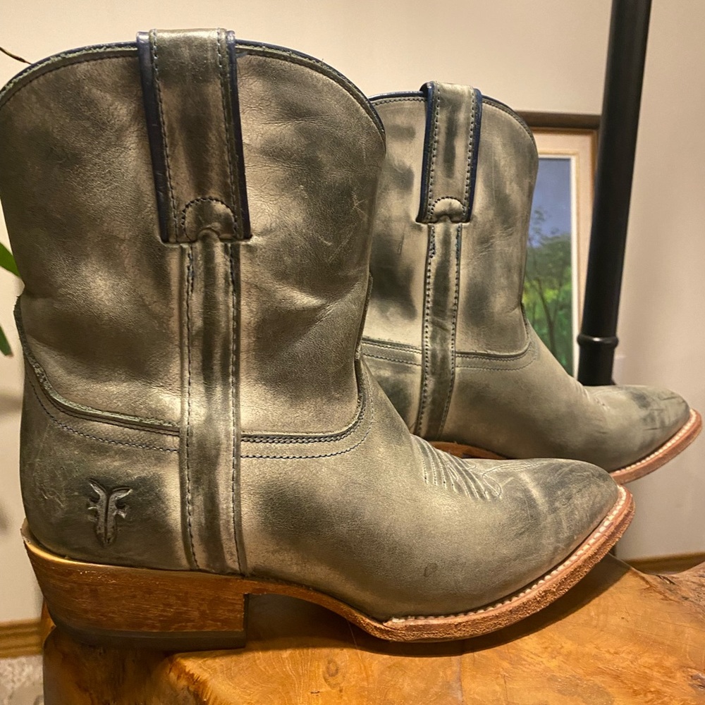 Frye Billy Short Cowboy boots in Rare colour!